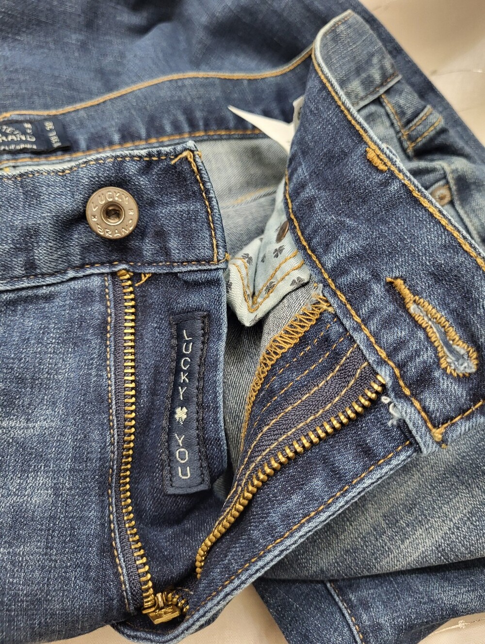 Lucky‎ Brand Men's 410 Athletic Fit Straight Leg Med Wash Blue Jeans Size 33/32 - Picture 5 of 10